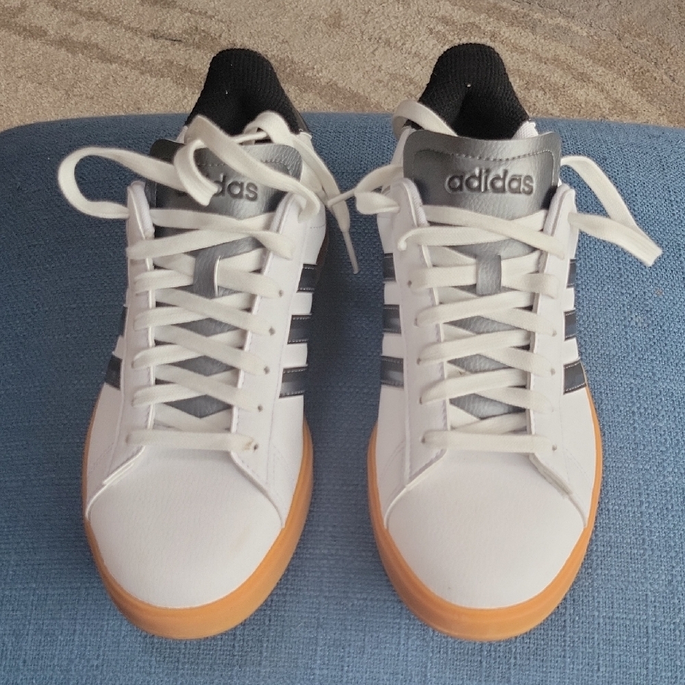 Adidas Womens Size 7 1/2 Brand New